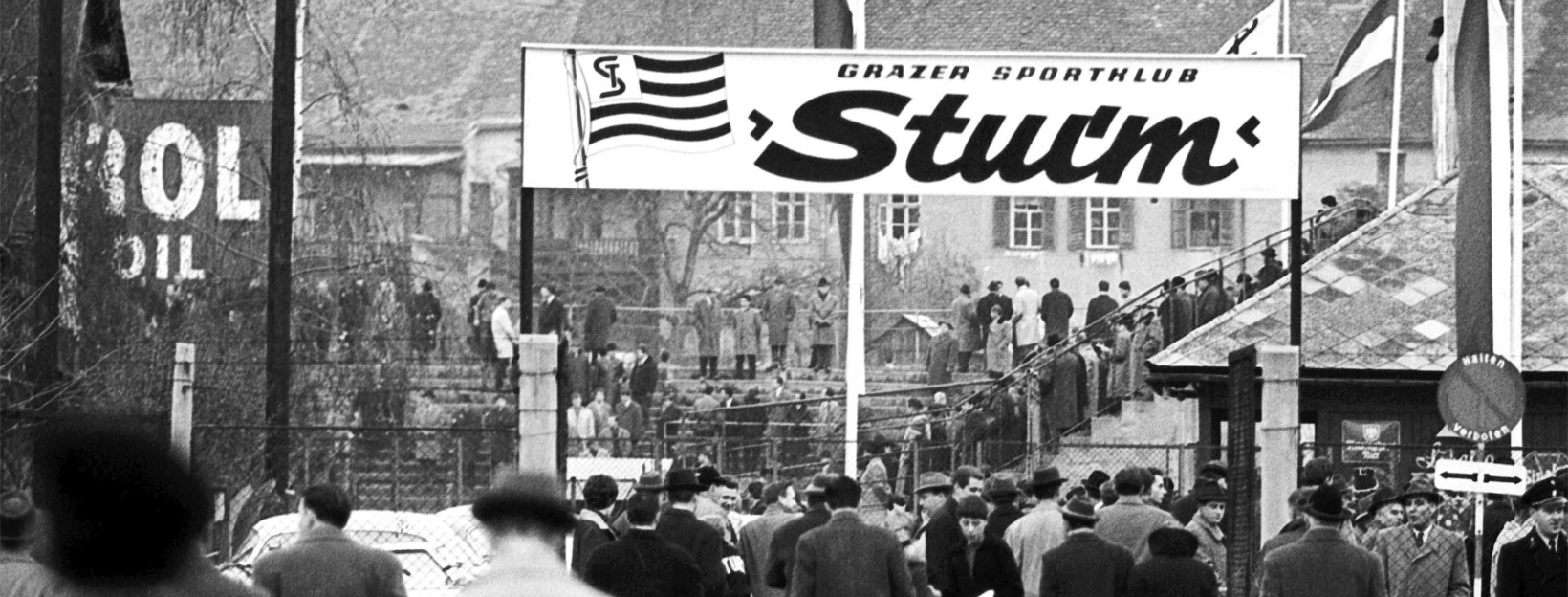 Fans vor dem Haupteingang in die Gruabn, Foto in schwarz-weiß